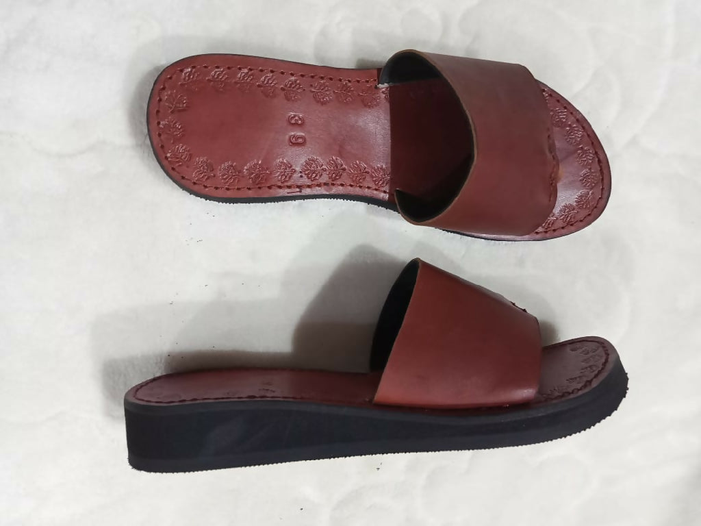 Plain wedge leather sandals